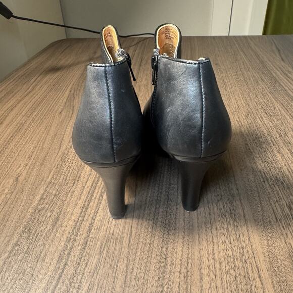 Sofft Women’s Chelsea style black ankle boot, 4 inch heel - Picture 3 of 8